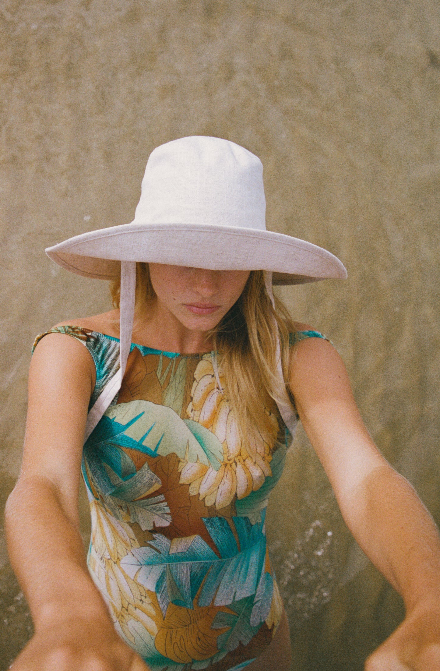 SUMMER BUCKET - PEBBLE