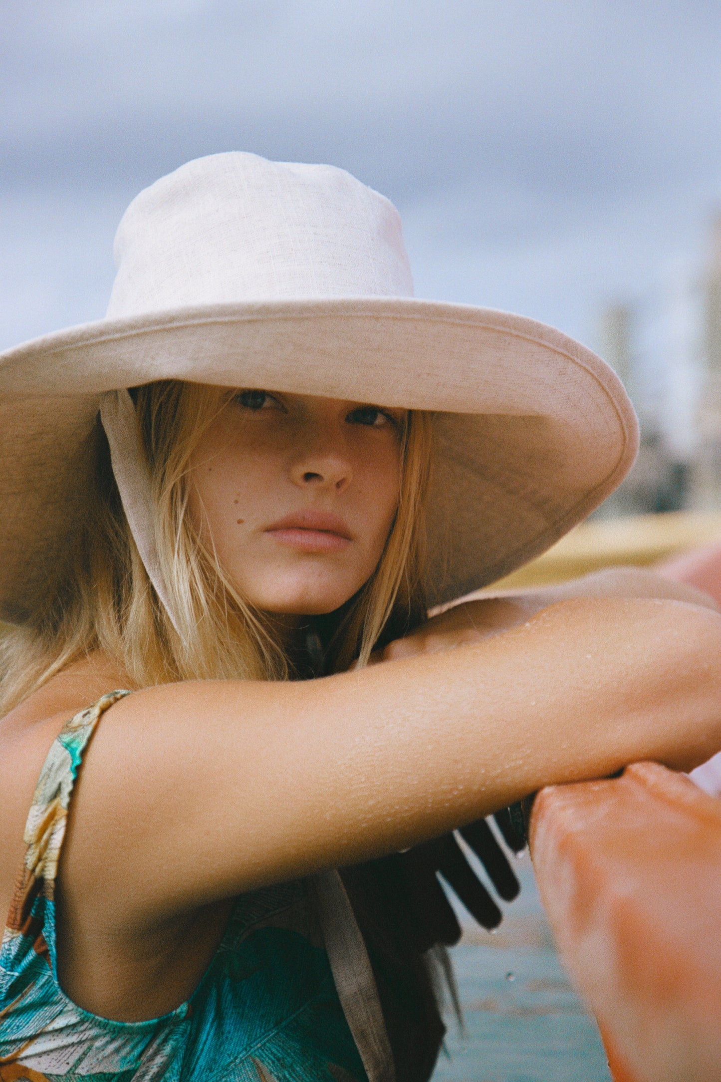 SUMMER BUCKET - PEBBLE