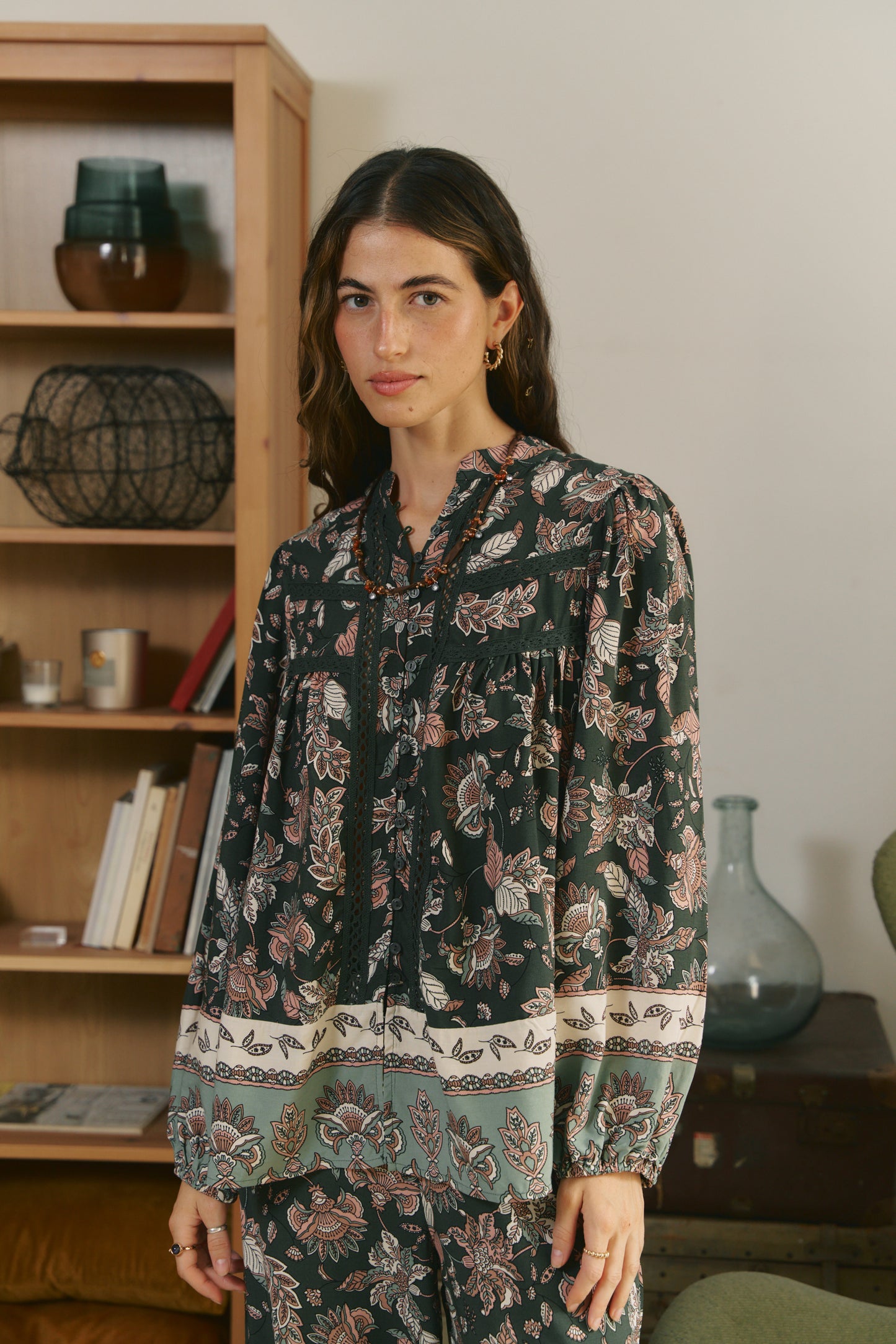 GREEN HAZE PRINT BEE BLOUSE